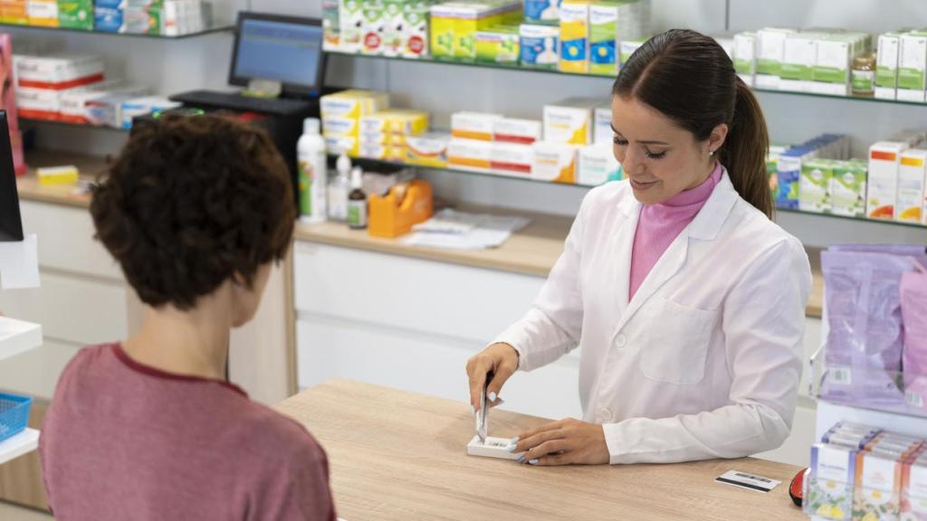 Farmacéutica dando medicinas recetadas.