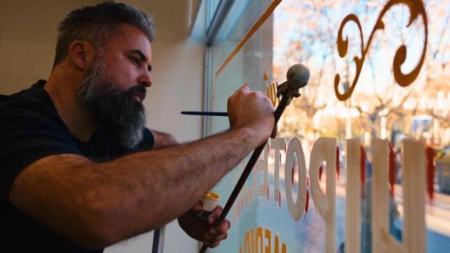 Cristian Roldán realizando la rotulación de la nueva imagen