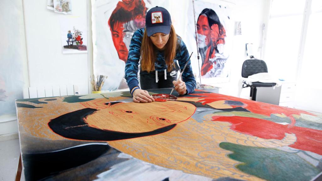 Lula Goce pintando en su estudio.