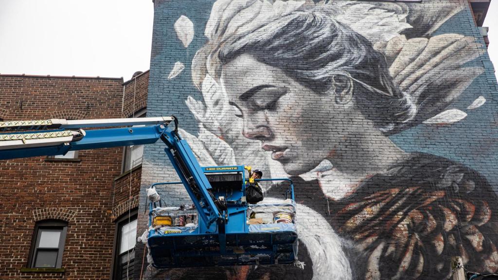 Lula Goce pintando un mural en New Rochelle, Nueva York.