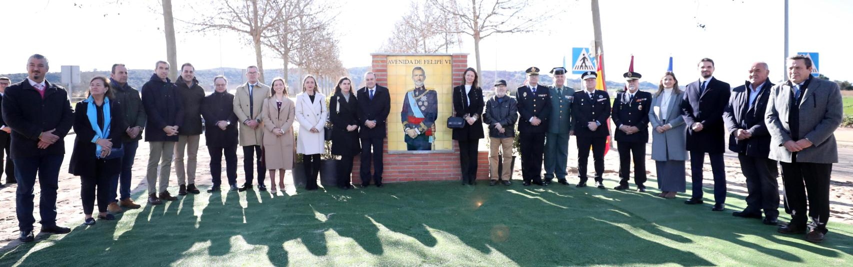 Foto de familia en el acto de inauguración.