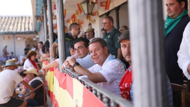 Emiliano García-Page en una corrida de toros celebrada en Vistahermosa (Ciudad Real).