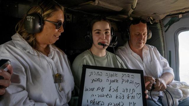 Agam Berger, soldado liberada, con un cartel: La fe fue el camino que elegí y por el camino de la fe volví. Gracias al pueblo de Israel y a los héroes de las Fuerzas de Defensa de Israel, no hay nada como ustedes en el mundo