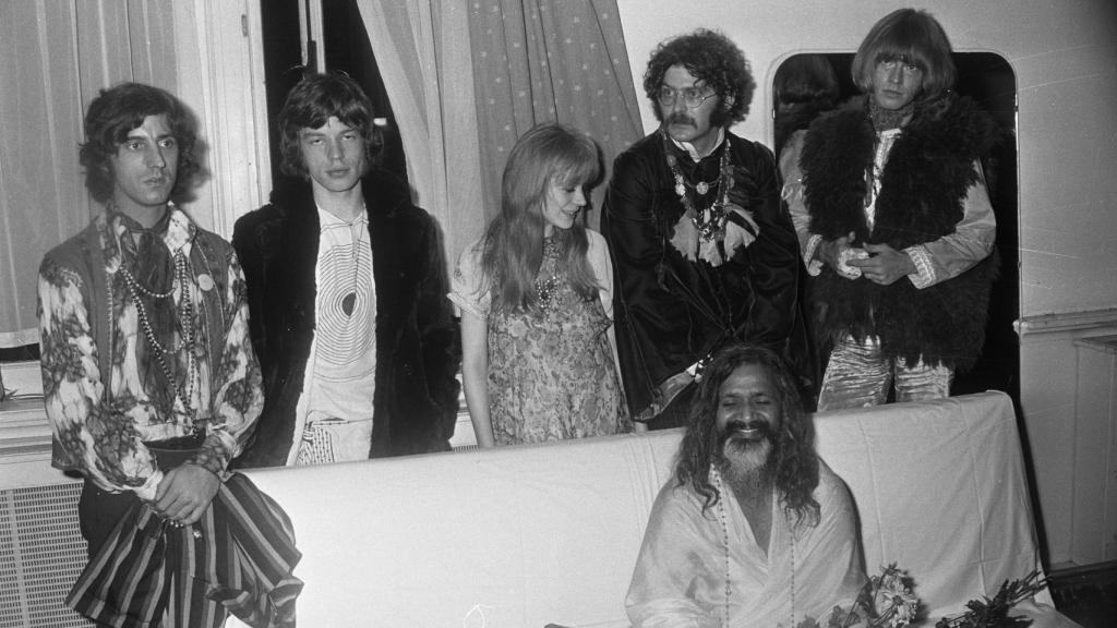 Michael Cooper, Mick Jagger, Marianne Faithfull, Shepard Sherbell, Maharishi Mahesh Yogi y Brian Jones en el Royal Concertgebouw el 1 de septiembre de 1967. Foto: Wikipedia.