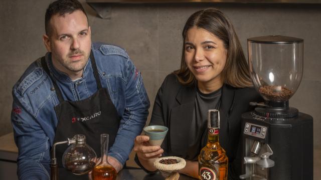 Carlos García y Thamaris Mendoza, con su propuesta de carajillo.