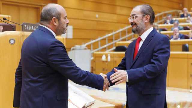 El presidente del Senado, Pedro Rollán, con el ya ex senador autonómico Javier Lambán.