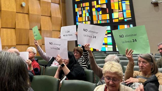 Los vecinos de Valdefierro, durante el pleno del Ayuntamiento, este jueves.