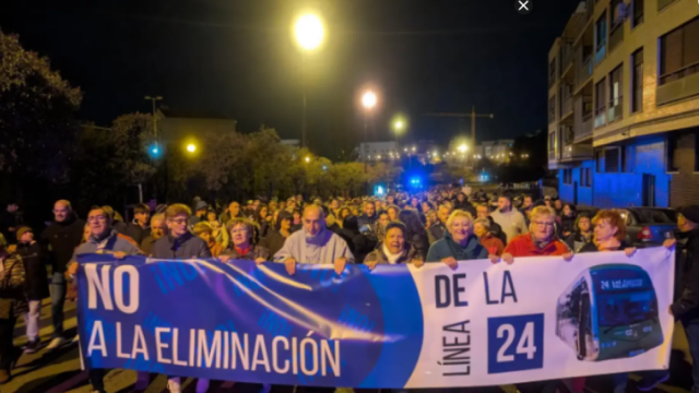 Manifestación de los vecinos de Valdefierro contra la modificación de la línea 24, en Zaragoza.