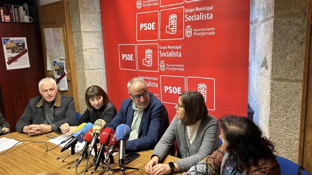 El portavoz del PSOE en Ponferrada, Olegario Ramón, denuncia nuevas muchas casualidades en la selección del personal en el Ayuntamiento