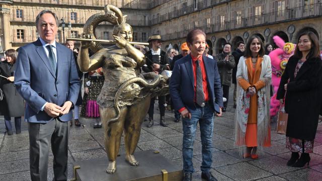 El alcalde de Salamanca, Carlos García Carbayo, en la presentación del la escultura del artista Xu Hongfei