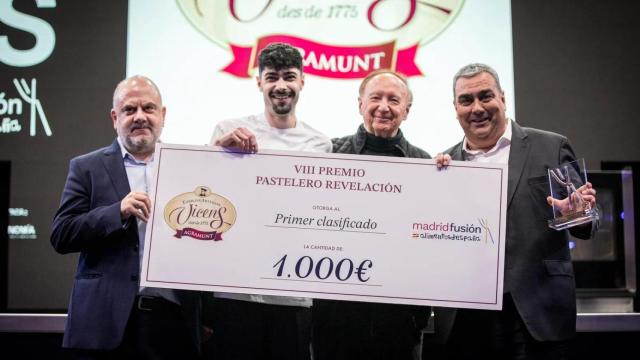 Luis Fernández recibe el premio al postre ganador