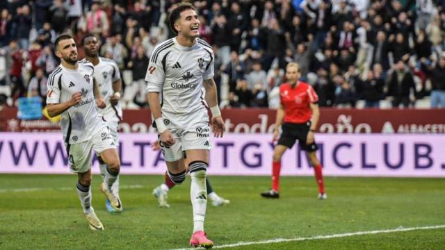 Jon Morcillo celebra uno de los tantos de la victoria del Albacete ante la UD Almería