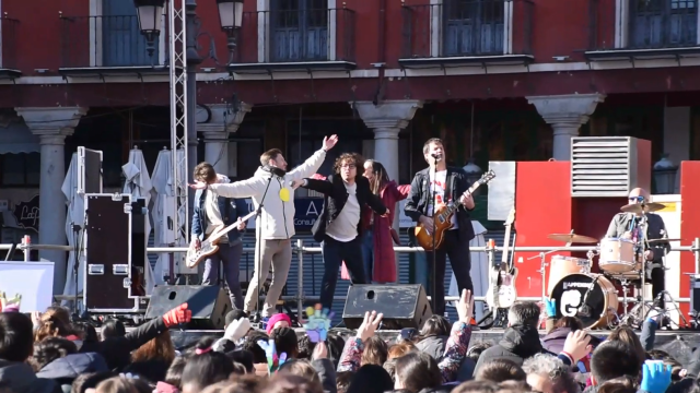 1.800 alumnos celebran el Día Escolar de la No Violencia y la Paz en la Plaza Mayor de Valladolid