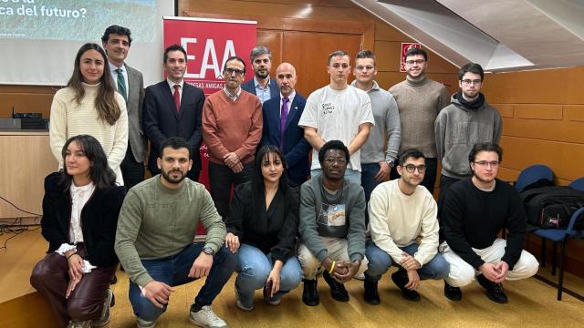 El responsable de Relaciones Institucionales de Iberdrola en Castilla y León, Ignacio Antolín, el vicerrector de Transferencia, Innovación y Emprendimiento de la USal, Federico Bueno, y el director de la Escuela Politécnica, junto con los diez becados