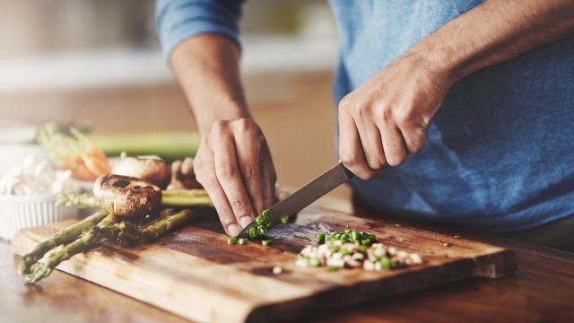 Un hombre cocinando.