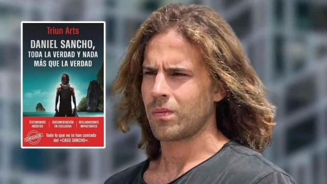 Daniel Sancho junto al libro de Triun Arts en un montaje de EL ESPAÑOL.