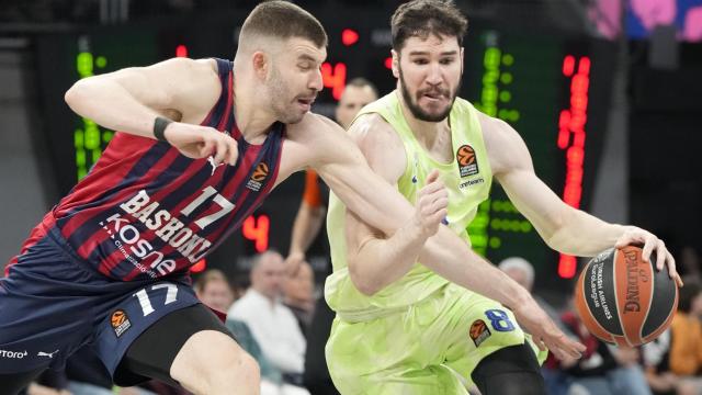 Nikos Rogkavopoulos lucha con Darío Brizuela por un balón.