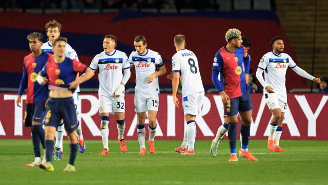 Los jugadores de la Atalanta celebran un gol contra el Barça.