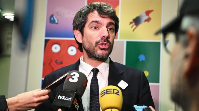 El ministerio de Cultura, Ernest Urtasun, realiza declaraciones a los medios en el Festival de Cómic de Angulema (Francia), este miércoles. Foto: EFE/EPA/Caroline Blumberg