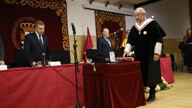 Julián Garde, investido por segunda vez como rector de la Universidad de Castilla-La Mancha.