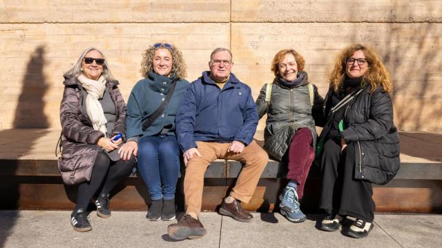 Isabel Ralero, Lola Vázquez, Mariano Zamorano, Carmen Uceta y Matilde Rodríguez poenre cara a la Red de Apoyo Vecinal 'Somos Casco'.