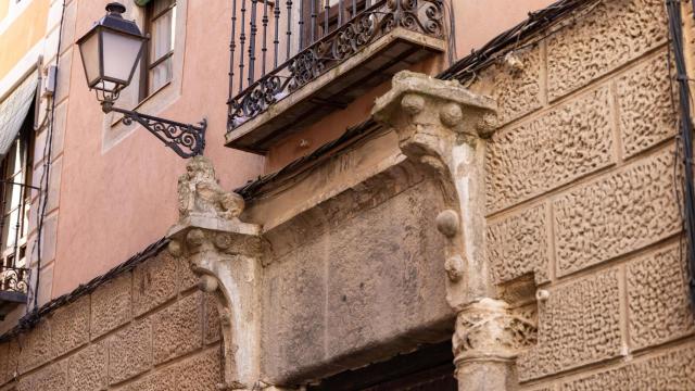 El inmueble situado en la calle Locum cuenta con una portada gótica que hay que presevar.