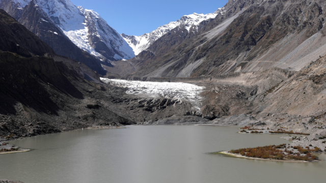 El Glaciar Darkut alimenta el lago Gamoo Bhr en Pakistán