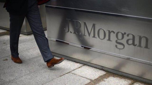 Un ejecutivo pasa por la sede de JPMorgan.