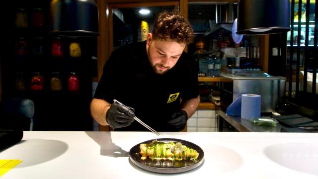 El chef Aldo Sebastianelli preparando la filloa de gambón, uno de los platos de Gustoo.