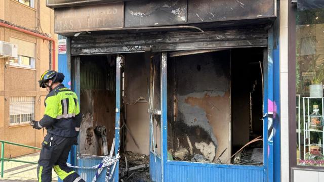 Un bombrero de Madrid en el local incendiado de La Elipa.