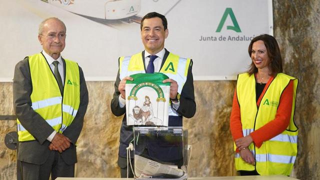 Francisco de la Torre, alcalde de Málaga; Juanma Moreno, presidente de la Junta de Andalucía, y Rocío Díaz, consejera de Fomento, en una imagen de archivo de las obras del Metro de Málaga.