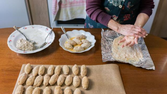 Abuela haciendo croquetas.