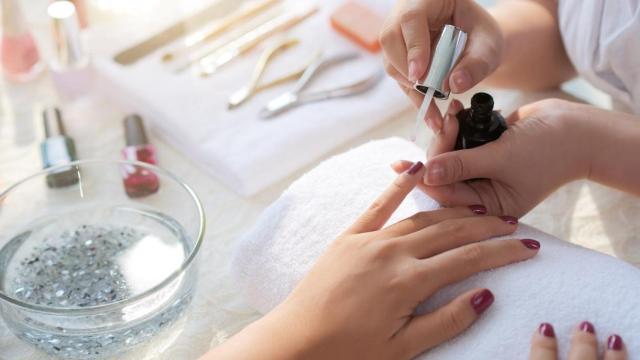 Mujer haciéndose la manicura en un salón de belleza.