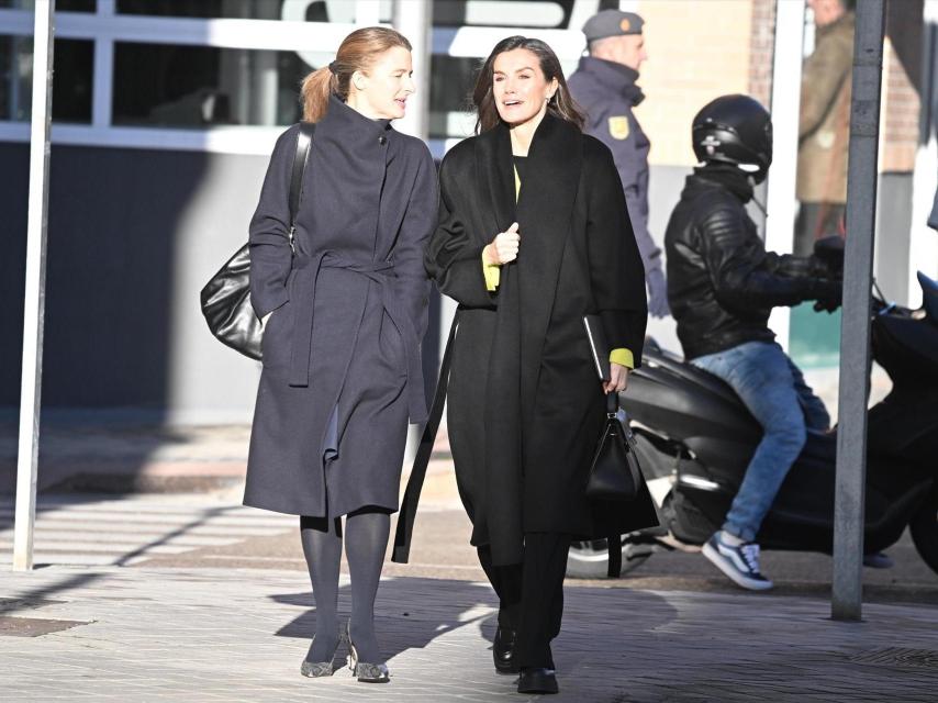 La Reina llegaba caminando a la sede de la AECC junto a su secretaria.