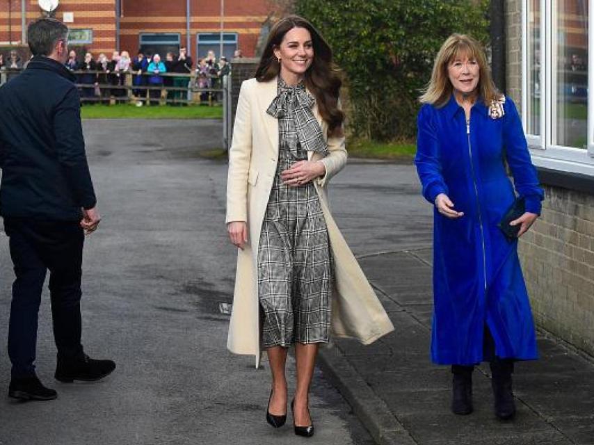 Kate Middleton, con vestido de Zara y abrigo blanco, a su llegada a la fábrica textil.