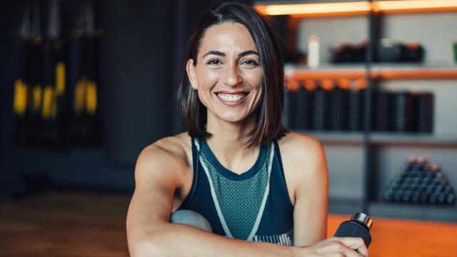 Mujer sentada durante su entrenamiento.