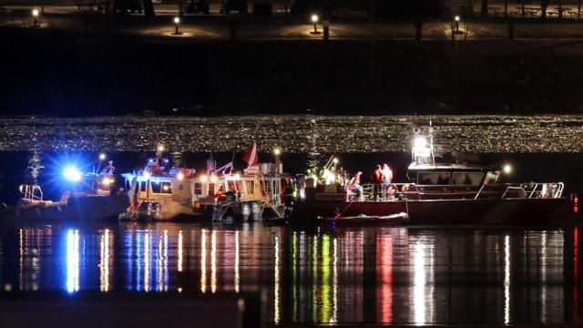 Los servicios de emergencia inspeccionan los restos del avión en busca de supervivientes.