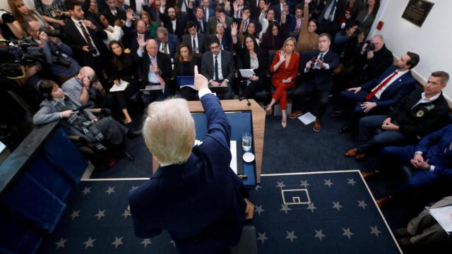 Donald Trump da la palabra a un periodista en la Casa Blanca tras el accidente.