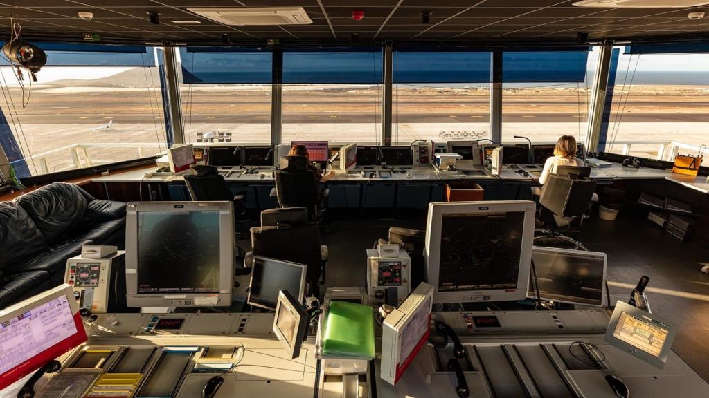 Interior de una torre de control de un aeropuerto.