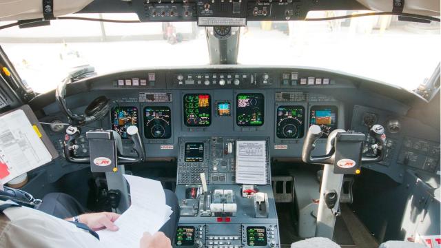 Interior de la cabina del Bombardier CRJ-700