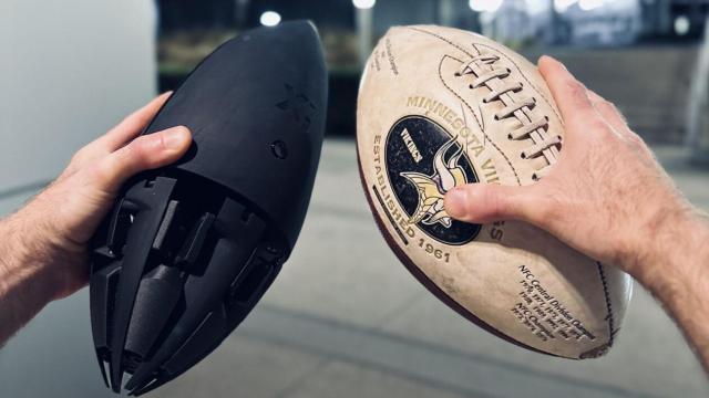 El dron kamikaze PSK (izqda) junto con un balón de fútbol americano (dcha).