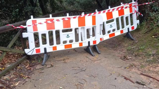 Cerrada la pasarela entre Santa Cruz y el Parque de las 13 Rosas de A Coruña por un desprendimiento