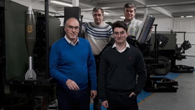 En primera fila, Juan Carlos Estrella y su hijo Diego; detrás, Javier (i) y Manuel Estrella (d) posan frente a un Uro Vamtac en las instalaciones de NTGS en Collado Villalba, Madrid.