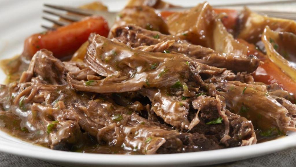 Un plato de carne guisada.