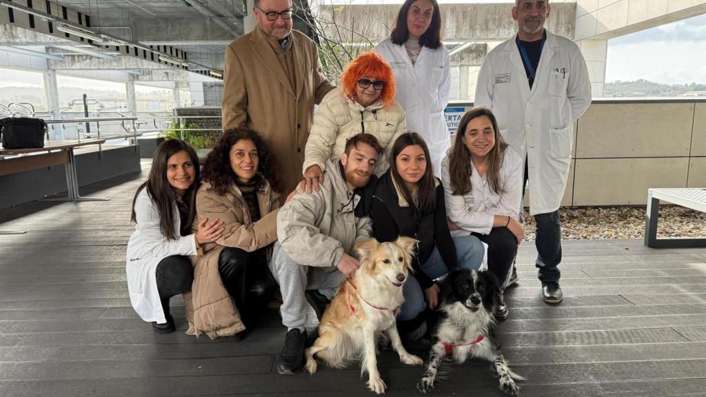 Uno de los pacientes del CHUO reunido con sus perros.