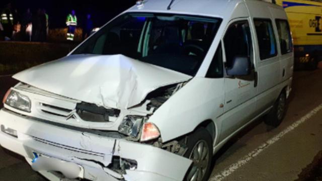 Tres heridos al chocar una ambulancia y un coche en sentido contrario por  A Cañiza (Pontevedra)