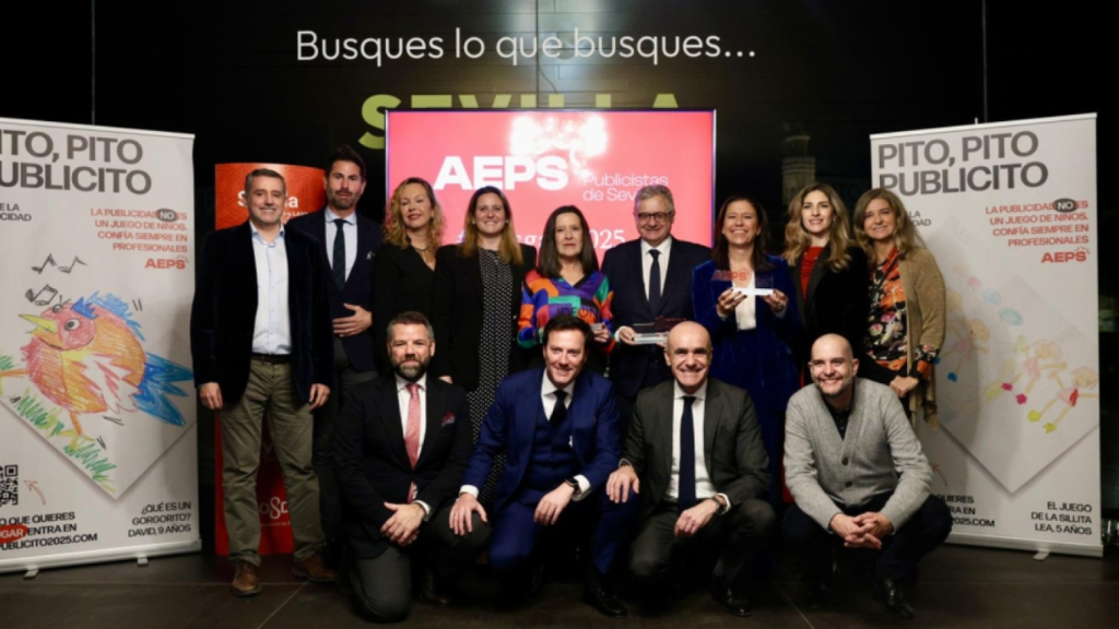 Foto de familia de los premiados.