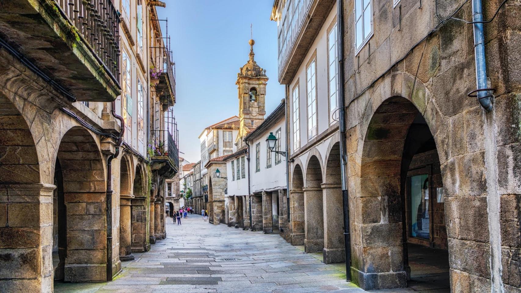 Calle peatonal en el casco antiguo de Santiago de Compostela