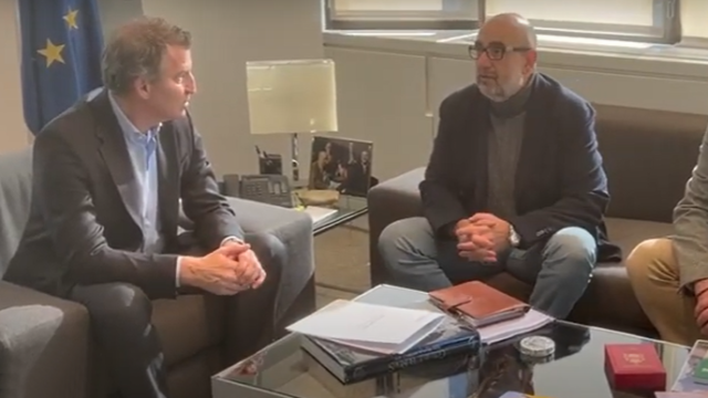 El presidente del PP, Alberto Núñez Feijóo, y el presidente de CSIF, Miguel Borra, durante su reunión de este viernes