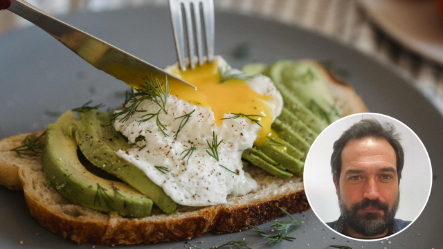 El investigador David Rigau / Desayuno de tostada con aguacate y huevo (Nicola Barts/Pexels)